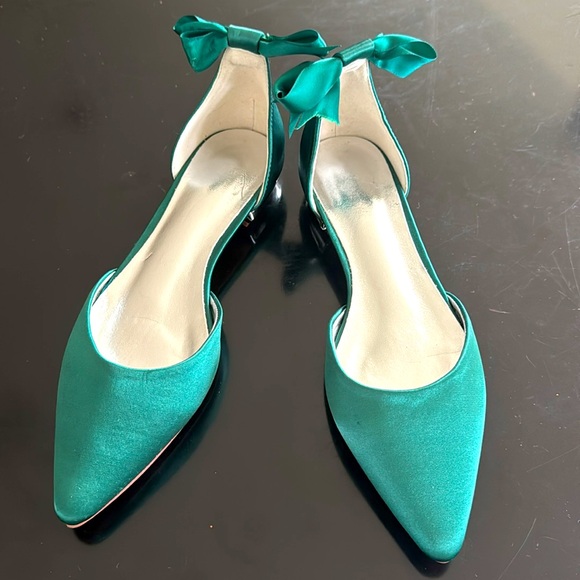 Emerald Green satin pointy toe flats with bows NWOB Silver accent heel size 40 - Picture 2 of 6